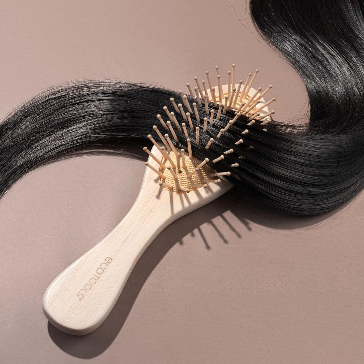 Brosse à cheveux EcoTools avec packaging éco-responsable