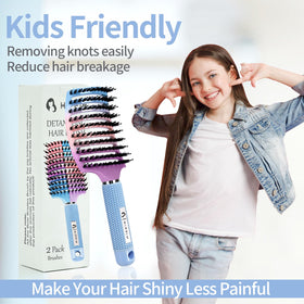 Brosse à cheveux HIPPIH en action sur des cheveux bouclés