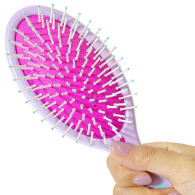 Brosse à cheveux LUV HER sur fond blanc