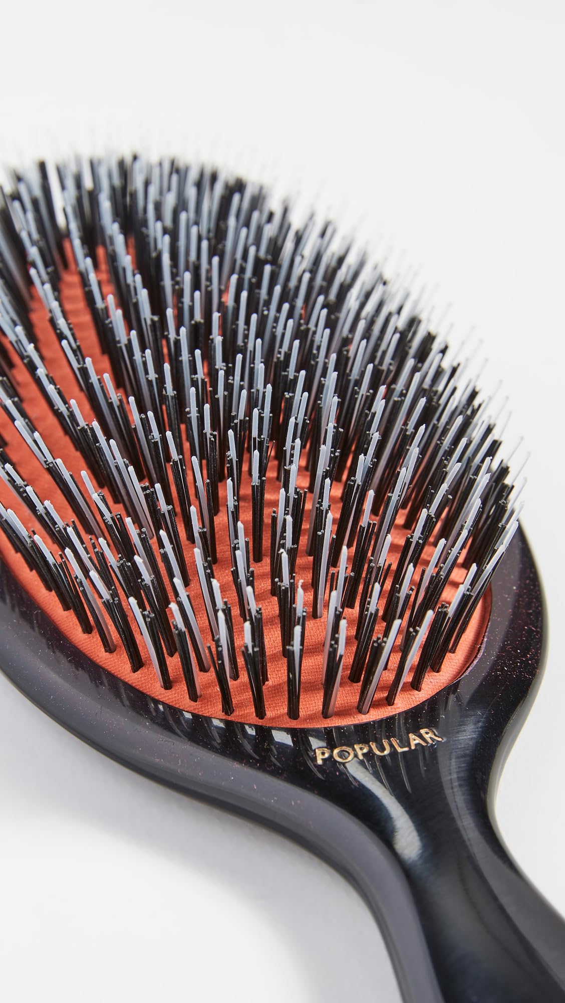 Brosse à cheveux Mason Pearson avec nylon et poils de sanglier sur fond neutre