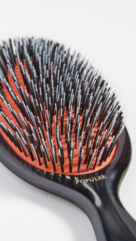 Brosse à cheveux Mason Pearson avec nylon et poils de sanglier sur fond neutre
