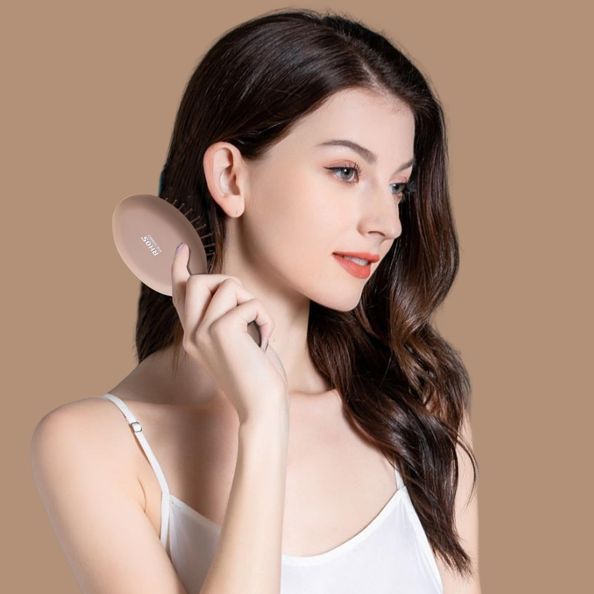 Brosse à cheveux mini RHOS utilisée sur des cheveux bouclés