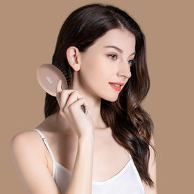 Brosse à cheveux mini RHOS utilisée sur des cheveux bouclés