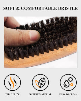 Brosse à cheveux Samnyte avec poils de sanglier sur un fond blanc