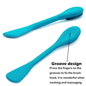 Brosse à masque RamPula sur fond de produits de beauté