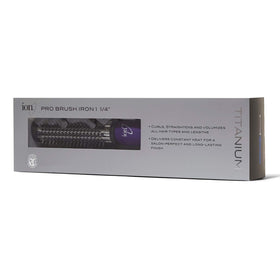 Brosse chauffante ion Titanium Pro 1,25" en action sur des cheveux