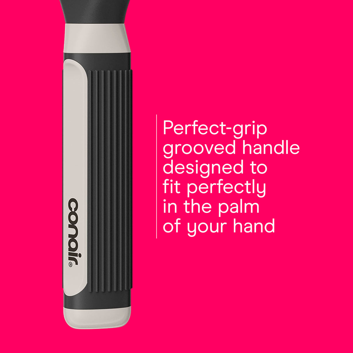 Brosse Conair utilisée pour coiffer des cheveux mouillés, montrant son efficacité