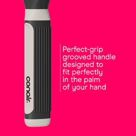 Brosse Conair utilisée pour coiffer des cheveux mouillés, montrant son efficacité