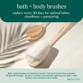 Brosse de Bain EcoTools à côté de gels douche et soins