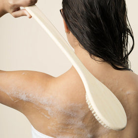 Brosse de Bain EcoTools en utilisation dans la douche