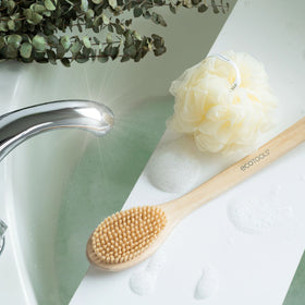Brosse de Bain EcoTools suspendue pour sécher