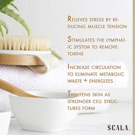 Brosse de corps Scala à côté d'autres accessoires de bain