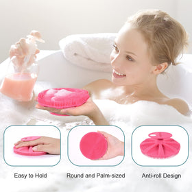 Brosse de douche INNERNEED sur une surface de bain