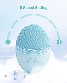 Brosse de nettoyage EZBASICS en utilisation pendant un massage facial