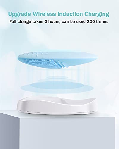 Brosse de nettoyage EZBASICS sur une surface blanche avec un nettoyant facial