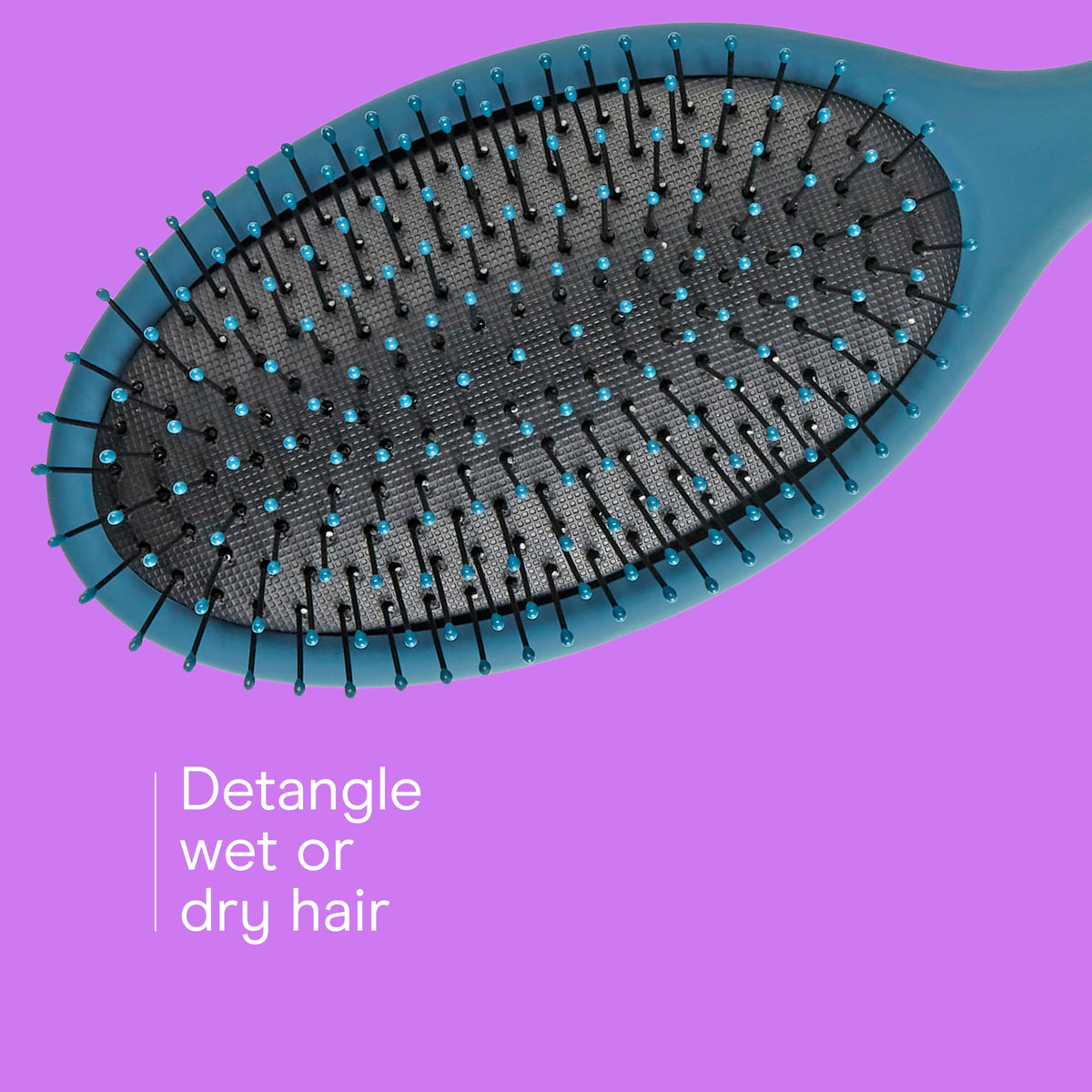 Brosse démêlante Conair bleu marine en position verticale