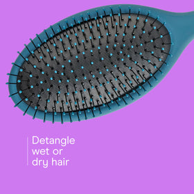 Brosse démêlante Conair bleu marine en position verticale