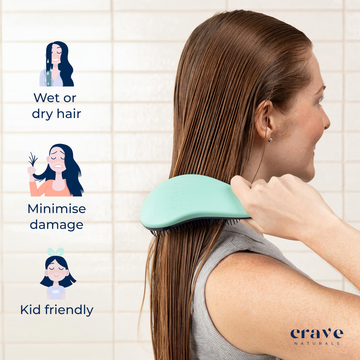 Brosse démêlante Crave Naturals Biggie Glide Thru en utilisation sur cheveux mouillés