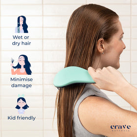 Brosse démêlante Crave Naturals Biggie Glide Thru en utilisation sur cheveux mouillés