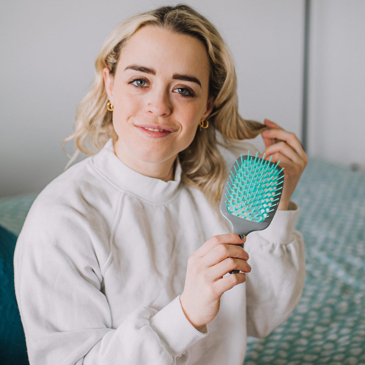 Brosse démêlante FHI Heat UNbrush montrant sa légèreté