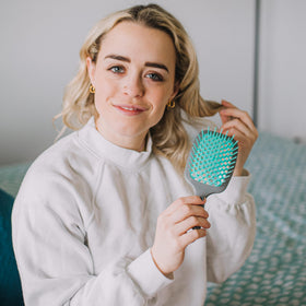 Brosse démêlante FHI Heat UNbrush montrant sa légèreté
