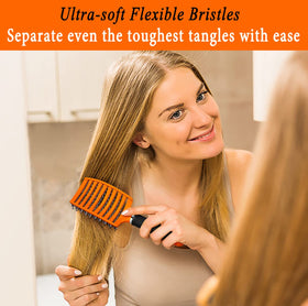 Brosse démêlante KTKUDY dans les mains d'une femme