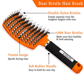 Brosse démêlante KTKUDY sur cheveux humides, démontrant son efficacité