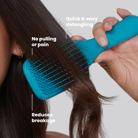 Brosse Démêlante TANGLE TEEZER en utilisation sur cheveux mouillés