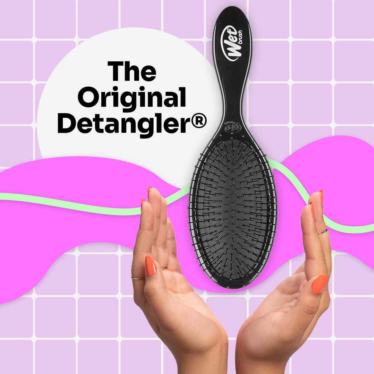Brosse Démêlante Wet Brush en action sur des cheveux ondulés