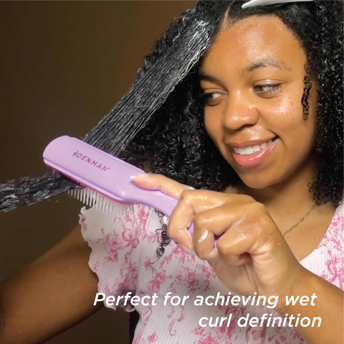 Brosse Denman D3 en action, créant des boucles définies