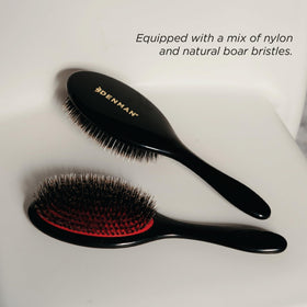 Brosse Denman D81M en action sur des cheveux longs