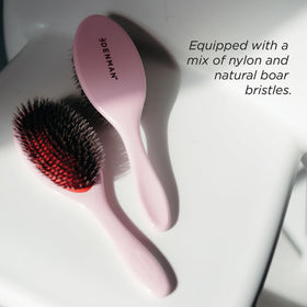 Brosse Denman D81M en usage avec un miroir