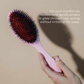 Brosse Denman D81M utilisée sur cheveux longs et ondulés