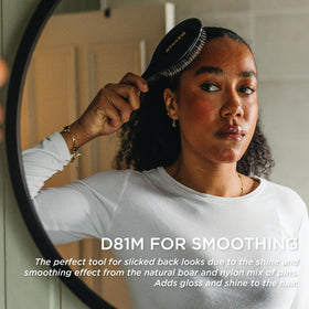 Brosse Denman D81M utilisée sur des cheveux bouclés