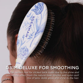 Brosse Denman utilisée pour coiffer des cheveux lisses
