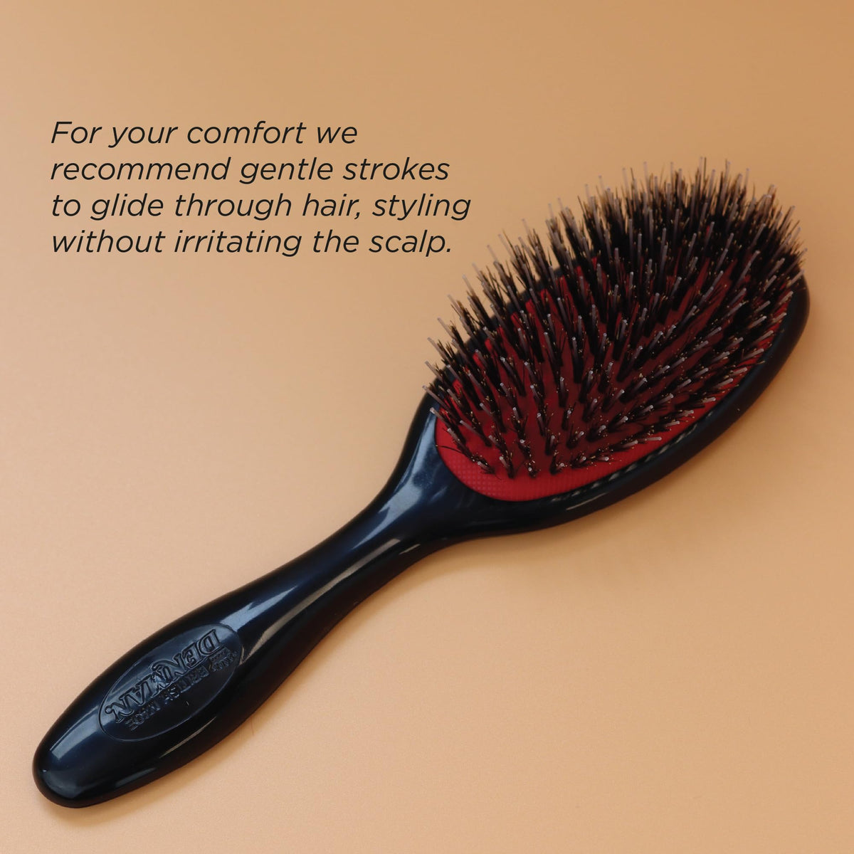 Brosse Denman utilisée pour démêler des cheveux longs