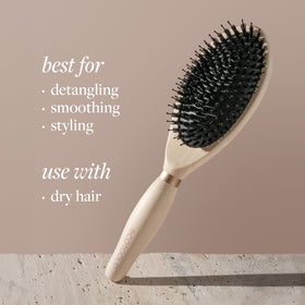 Brosse EcoTools utilisée sur des cheveux mouillés