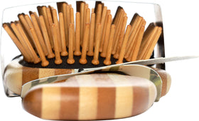 Brosse en bois Bass dans un cadre de salle de bain
