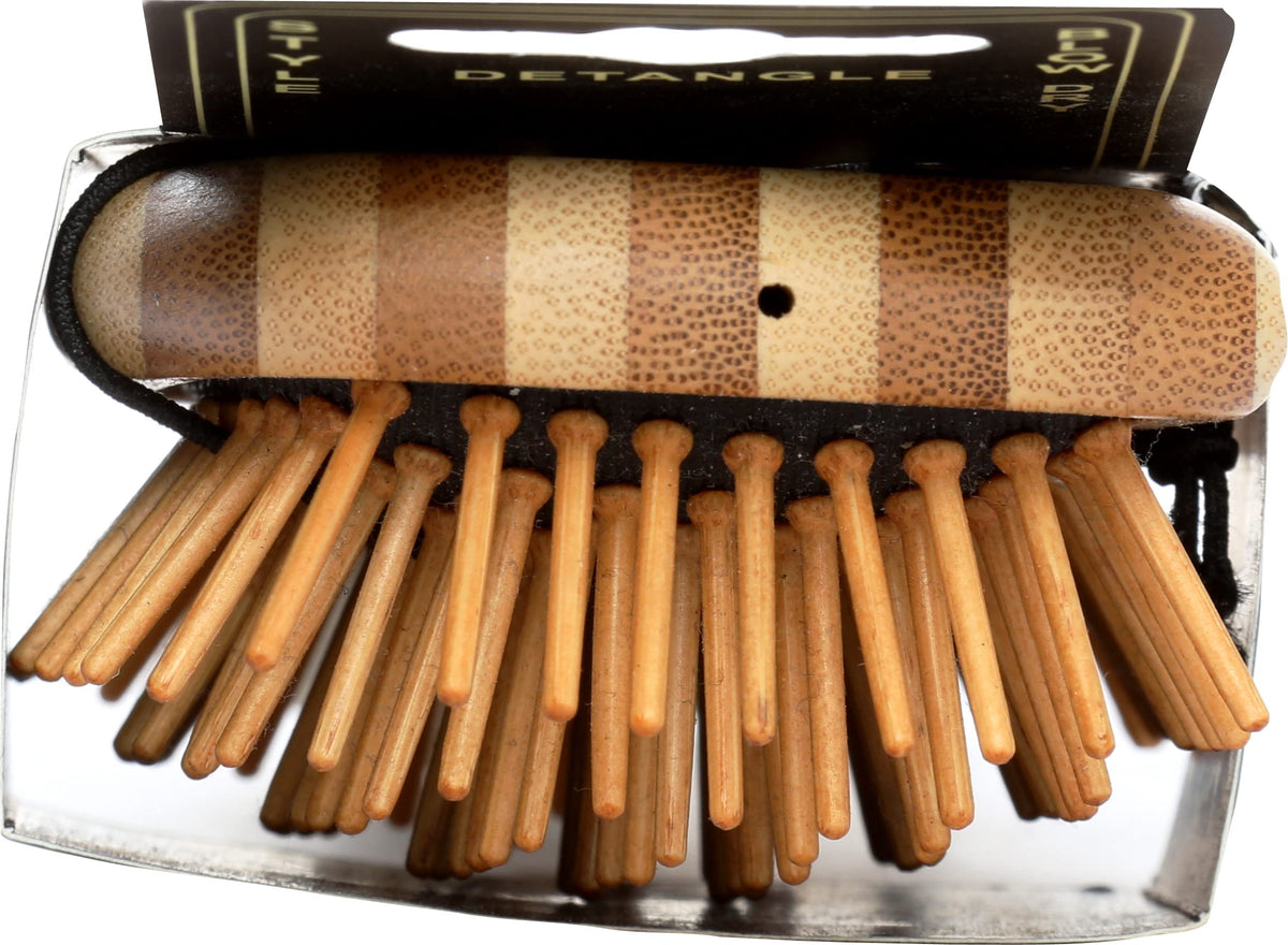 Brosse en bois Bass utilisée pour coiffer des cheveux longs