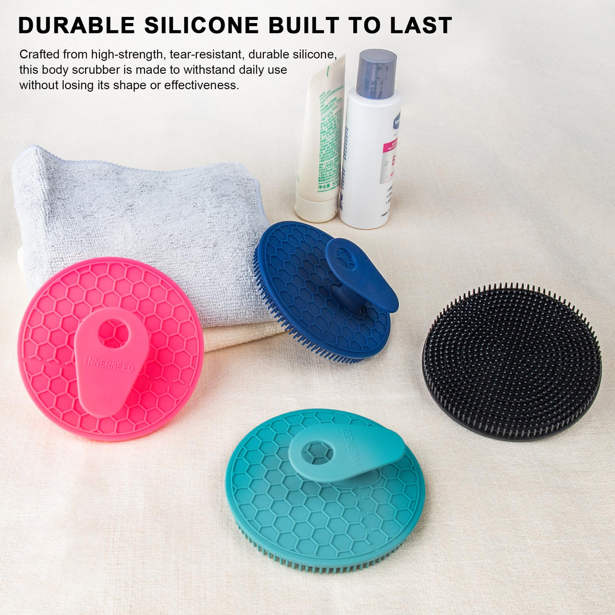 Brosse exfoliante INNERNEED dans un environnement de salle de bain