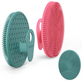 Brosse exfoliante INNERNEED posée sur une serviette de bain