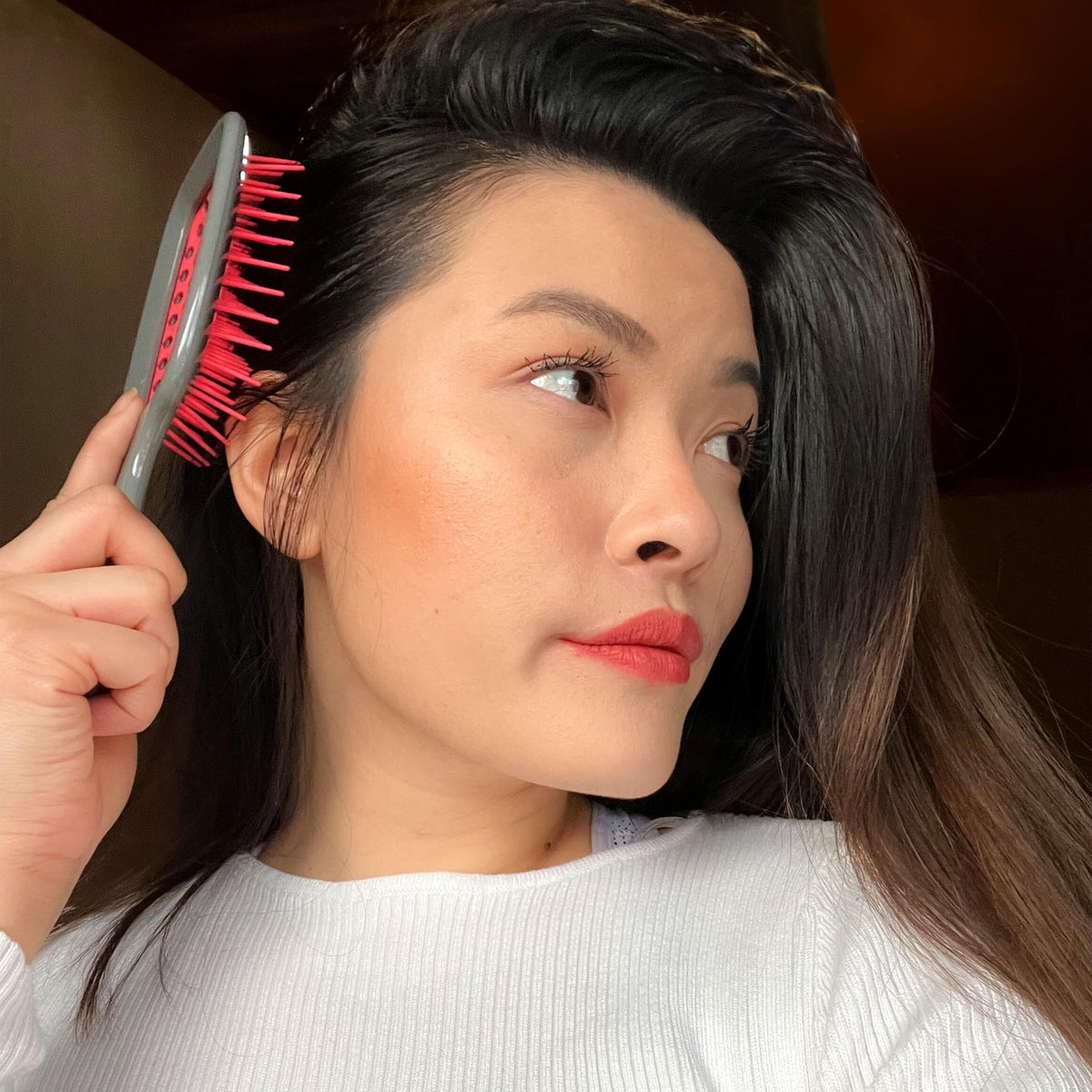 Brosse FHI Heat UNbrush sur un fond blanc, légère et maniable