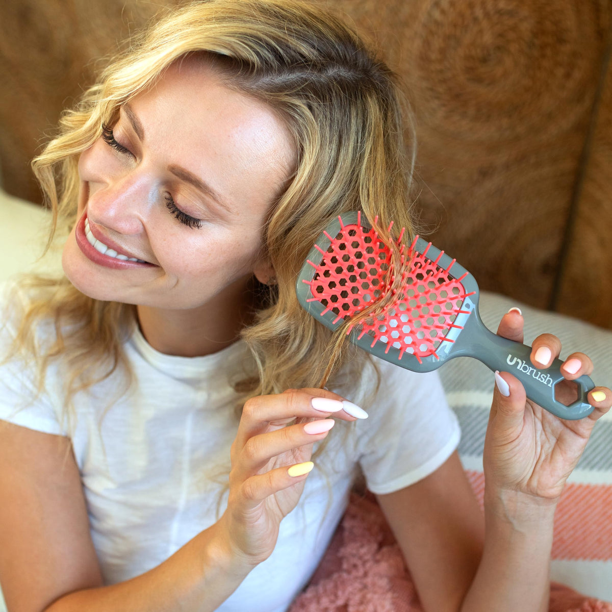 Brosse FHI Heat UNbrush sur un fond texturé, couleur berry nordique
