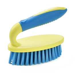 Brosse Koksi en action sur un évier