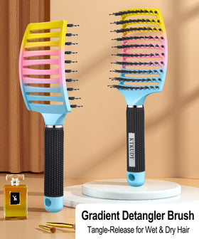 Brosse KTKUDY en utilisation sur cheveux mouillés