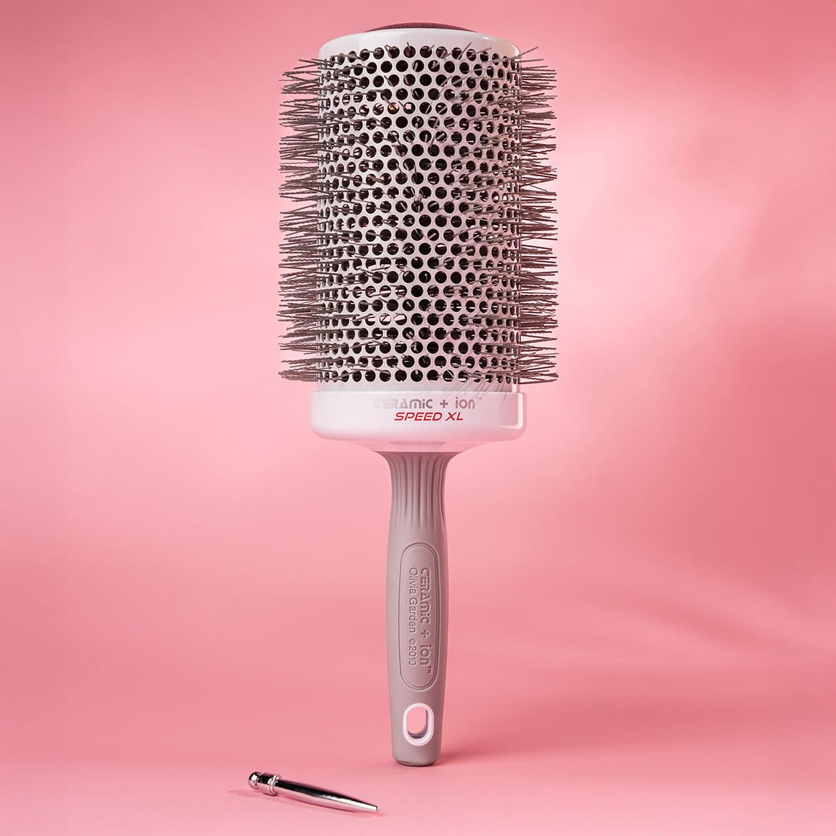 Brosse thermique Olivia Garden avec cheveux coiffés à l'aide de l'outil