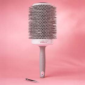 Brosse thermique Olivia Garden avec cheveux coiffés à l'aide de l'outil