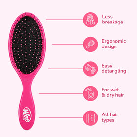 Brosse Wet Brush démêlante originale rose en situation d'utilisation