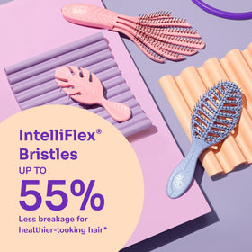 Brosse Wet Brush Go Green pour cheveux bouclés sur plan de travail