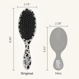 Brosse Wet Brush Originale Démêlante Léopard Tan en utilisation sur cheveux mouillés